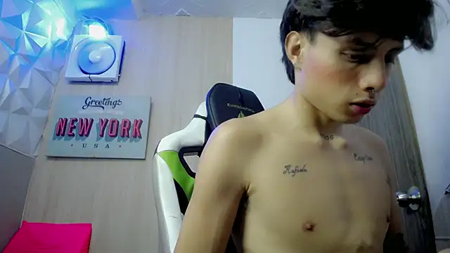 Pokazy przed kamerką – hot_atheltee