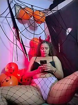 curlyblondeX333's Webcam Show