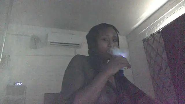 Xochillovemoney2's Webcam Show