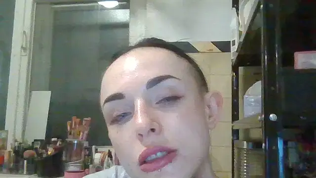 Trinsy_Love Adlı Modelin Canlı XXX Sohbeti