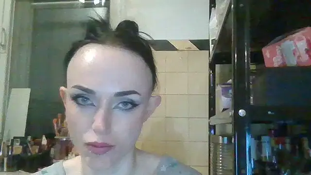 Trinsy_Love Adlı Modelin Canlı XXX Sohbeti