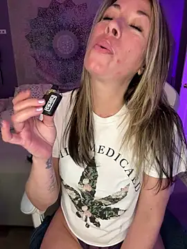 MiraKisss webkamerás műsora