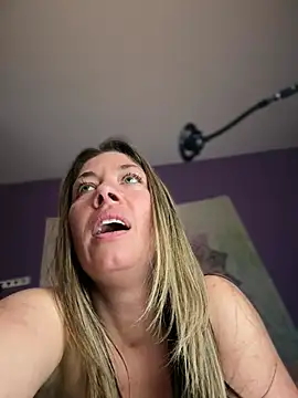 MiraKisss webkamerás műsora