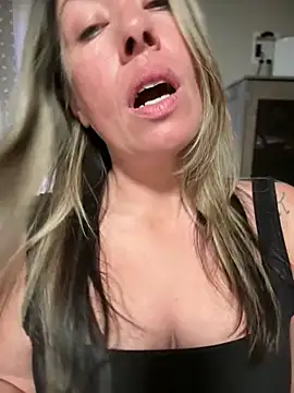 הופעת וובקאם של MiraKisss