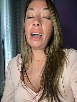MiraKisss' Webcam Show