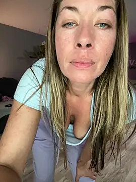 הופעת וובקאם של MiraKisss