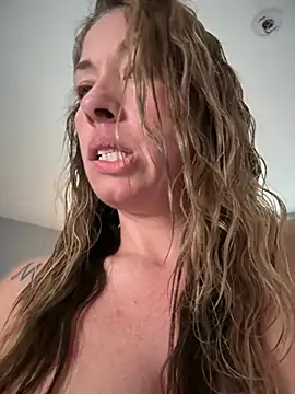 הופעת וובקאם של MiraKisss