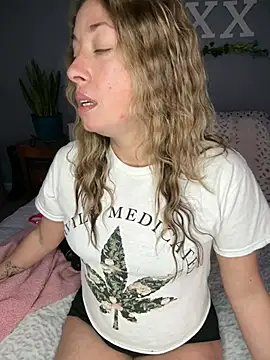 MiraKisss webkamerás műsora