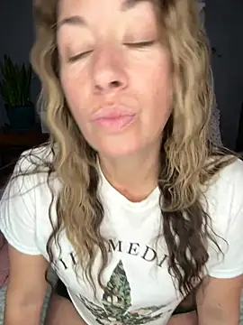 MiraKisss' Webcam Show