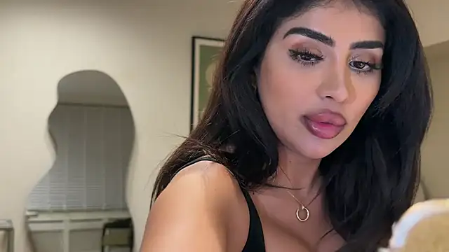 แชท XXX สดของ ArabicBarbie