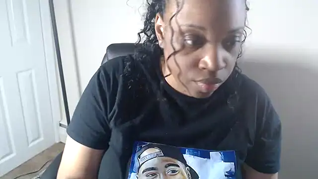 Chat +18 de Sexymona1218 ao vivo