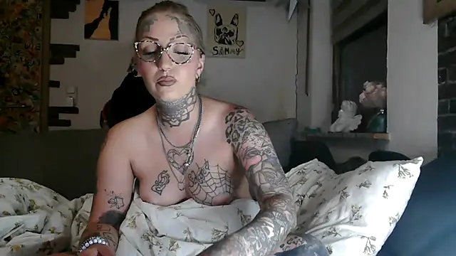 RoxxyInk's Live XXX Chat