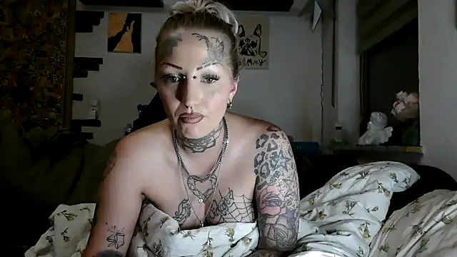 Show modela RoxxyInk na web-kameri