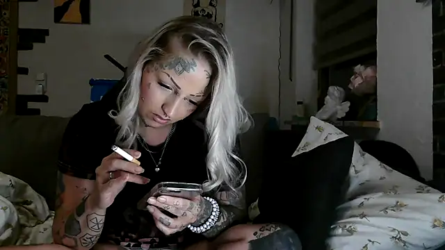 RoxxyInk live XXX chat