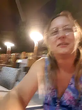 Pokazy przed kamerką – Hot_Milf_Denise