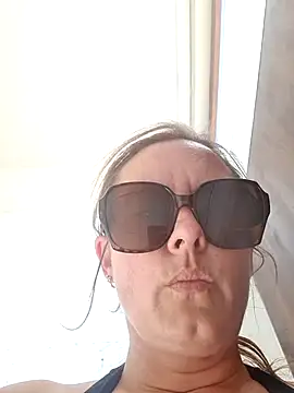 Hot_Milf_Denise Show in webcam