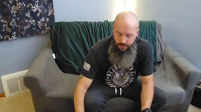 Girthy-Man-Hammer: διαδικτυακό σόου στην κάμερα