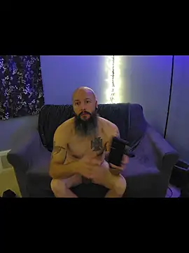 Girthy-Man-Hammer: διαδικτυακό σόου στην κάμερα