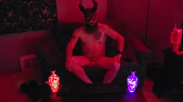 הופעת וובקאם של Girthy-Man-Hammer