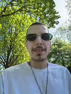 Maximus9494: διαδικτυακό σόου στην κάμερα