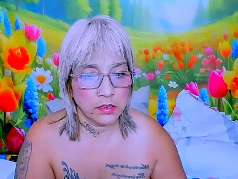 indianroxy's Live XXX Chat