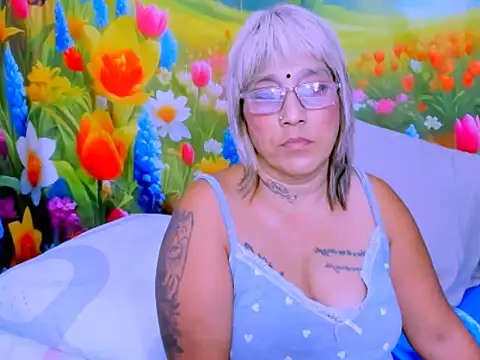 indianroxy's Live XXX Chat