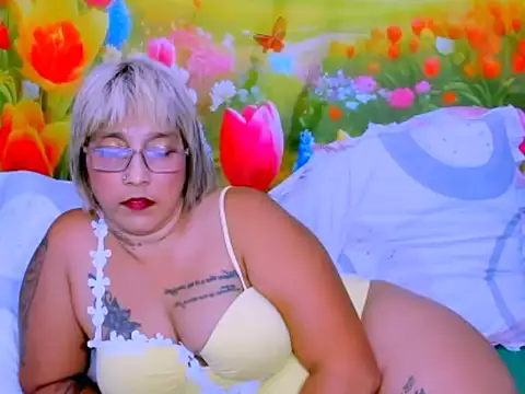 צ'אט XXX בשידור חי של indianroxy