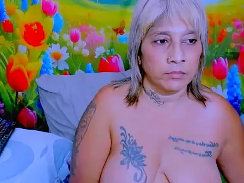 indianroxy's Live XXX Chat