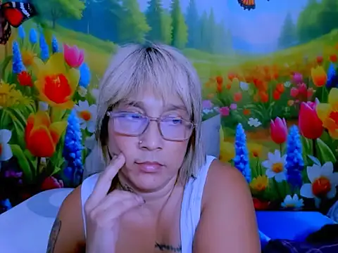 indianroxy Adlı Modelin Canlı XXX Sohbeti