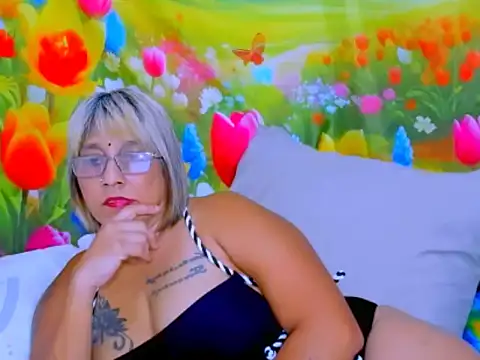 indianroxy's Live XXX Chat