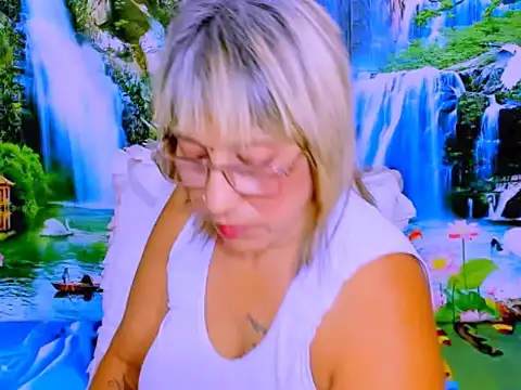 indianroxy's Live XXX Chat