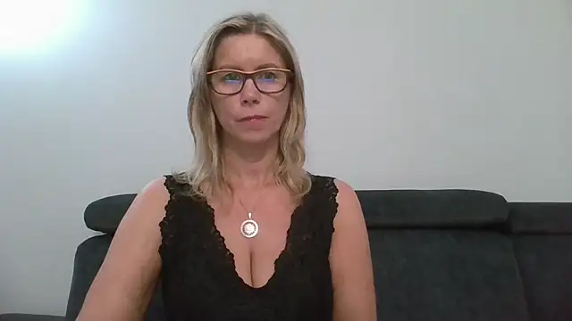 XXX chat uživo modela DoreenSexy