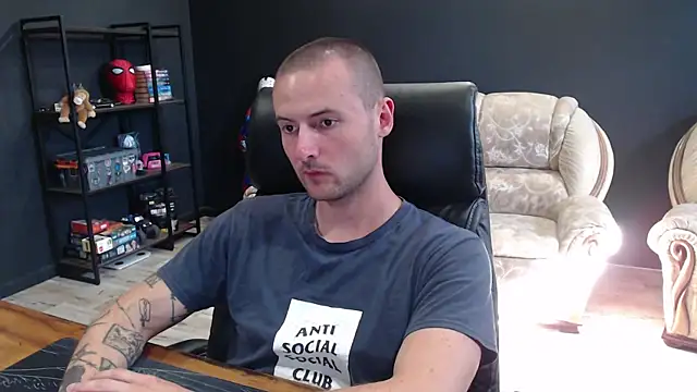 Show modela MihasikD na web-kameri
