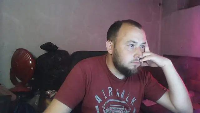 Show modela BIG-COCK-OMG na web-kameri