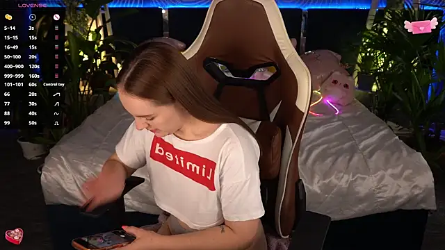 FoxyShy Chat XXX in diretta