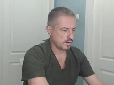 MisterFaithRO élő XXX-chatje