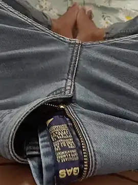 Rocky-badboy_cum4me: διαδικτυακό σόου στην κάμερα