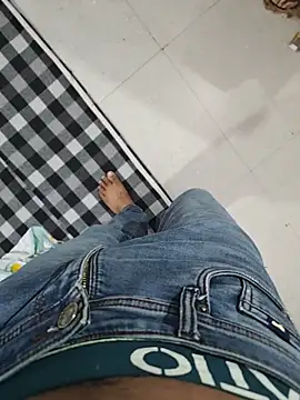 Rocky-badboy_cum4me: διαδικτυακό σόου στην κάμερα