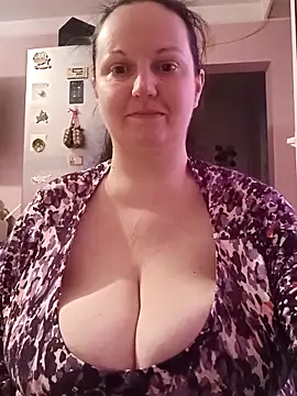 BustyLadyAlma's Live XXX Chat