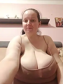 BustyLadyAlma élő XXX-chatje