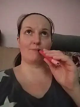הופעת וובקאם של BustyLadyAlma