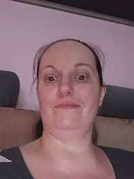 XXX chat uživo modela BustyLadyAlma
