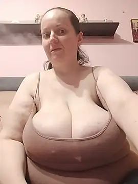 BustyLadyAlma's Live XXX Chat