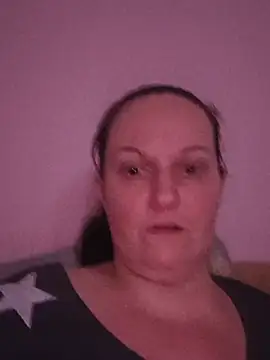 BustyLadyAlma 网络视讯表演