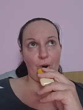 BustyLadyAlma's Live XXX Chat