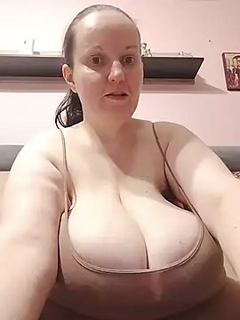 BustyLadyAlma's Live XXX Chat