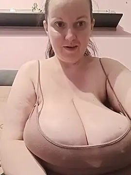 צ'אט XXX בשידור חי של BustyLadyAlma