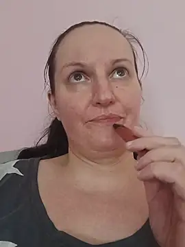 BustyLadyAlma 现场XXX聊天