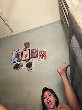 הופעת וובקאם של PrettyYoungHugeCockTS