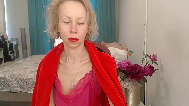LuxuryNika Show in webcam